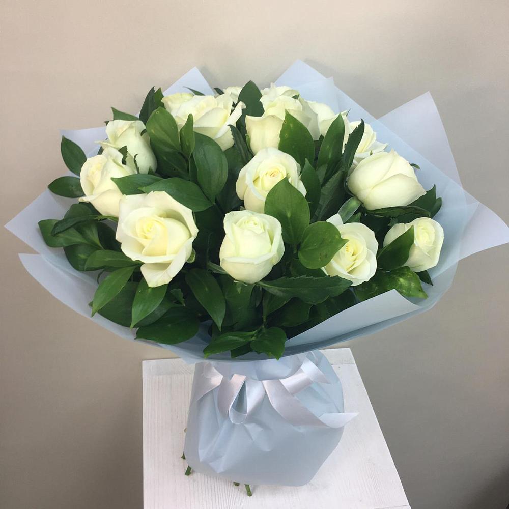 Букет 15 Белых роз Проуд в Осельки