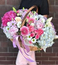 Цветочная композиция из Розы, Хризантемы, Пионы и Лизиантусы в корзине в Осельки