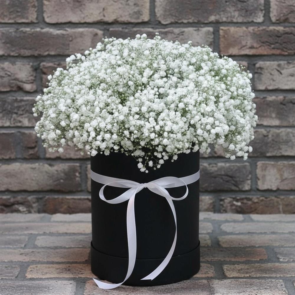 Цветочная композиция из Гипсофила в шляпной коробке в Осельки