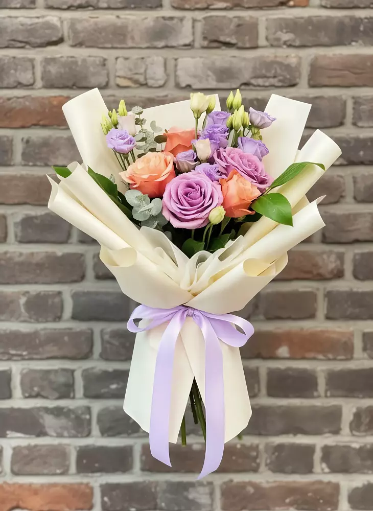 Букет цветов из: Лизиантусы и Розы в Осельки