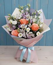 Букет цветов из:  Лизиантусы, Розы, Альстромерии и Гипсофила в Осельки