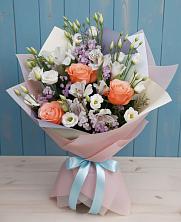 Букет цветов из:  Лизиантусы, Розы, Альстромерии и Гипсофила в Осельки