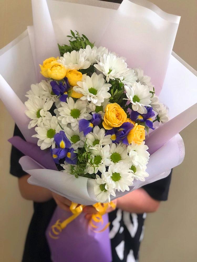 Букет цветов из: Ирисы, Хризантемы и Розы в Осельки