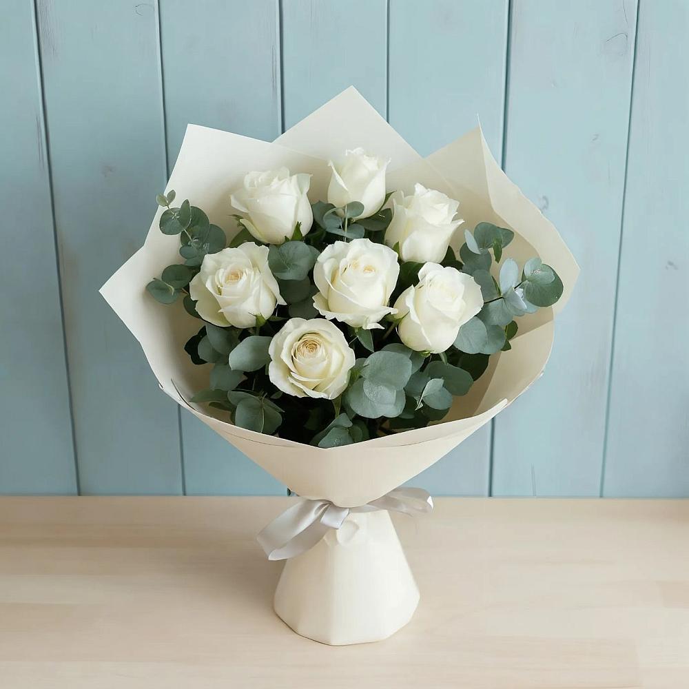 Букет Белые розы в Эвкалипте в Осельки