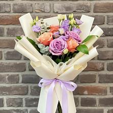 Букет цветов из:  Лизиантусы и Розы в Осельки