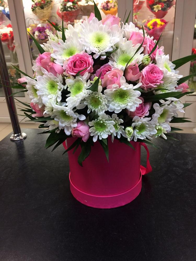 Цветочная композиция из Розы и Хризантемы в шляпной коробке в Осельки