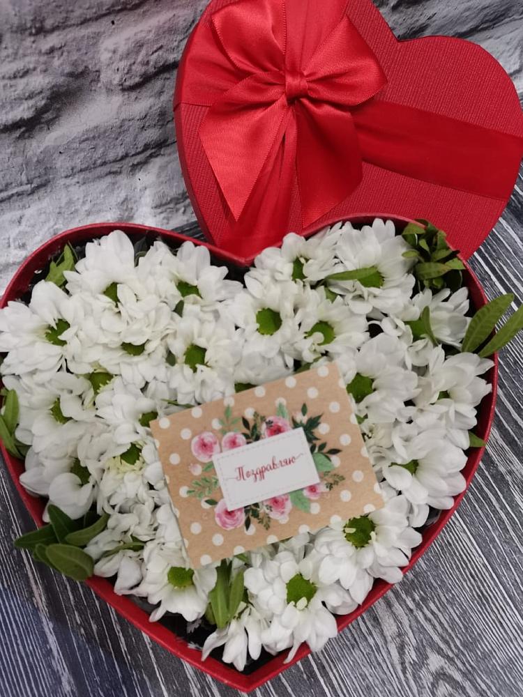 Цветочная композиция из Хризантемы в виде сердца в Осельки