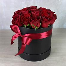 Цветочная композиция из Розы в шляпной коробке в Осельки