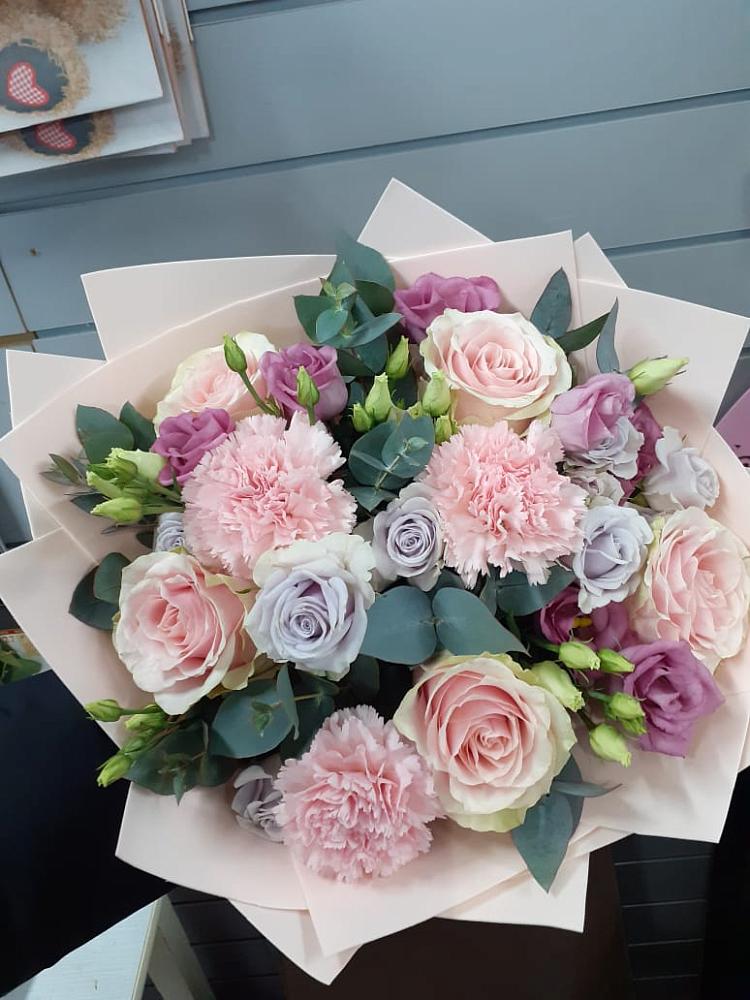 Букет цветов из: Розы, Гвоздики и Лизиантусы в Осельки