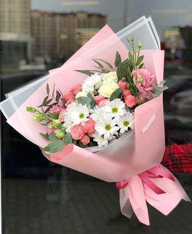 Букет цветов из: Розы, Лизиантусы и Хризантемы в Осельки