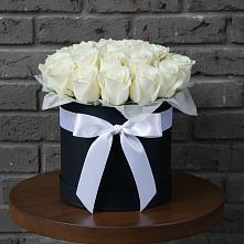 Цветочная композиция из Розы в шляпной коробке в Осельки